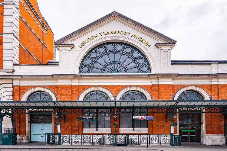 Fasaden til London Transport Museum med skilt