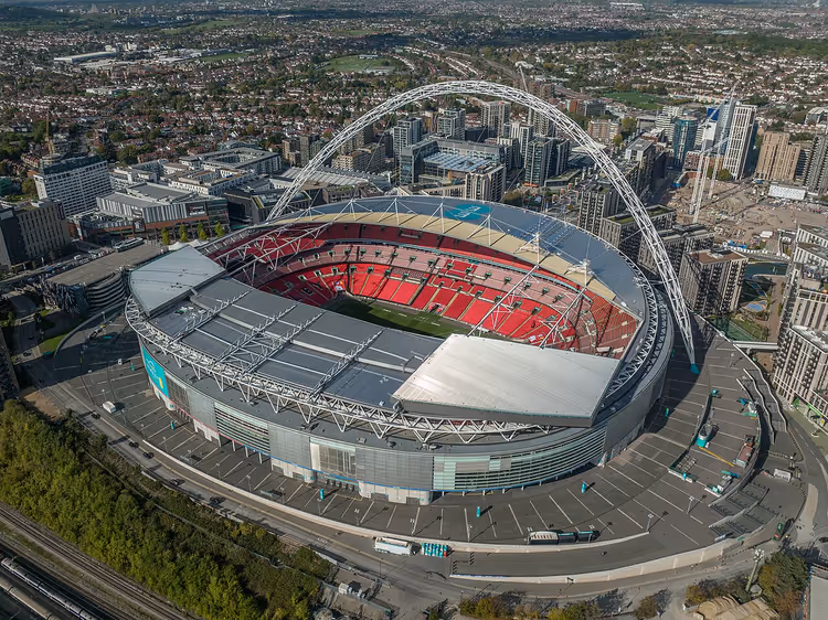 Wembley Stadium met zijn boog, van bovenaf gezien