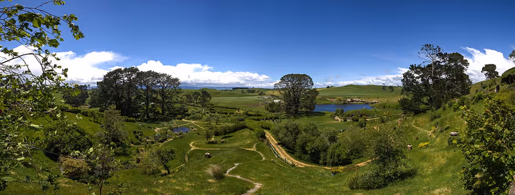 Hobbiton köyünün panoramik görünümü