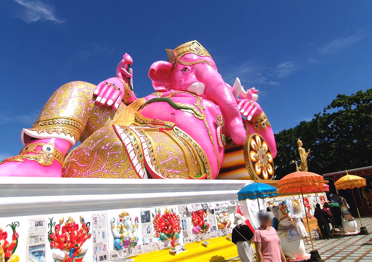 Gigantisk rosa liggende Ganesha-statue