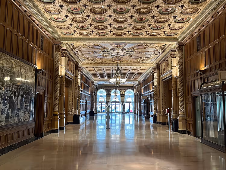 De statige lobby van het Millennium Biltmore Hotel met een rijkversierd plafond