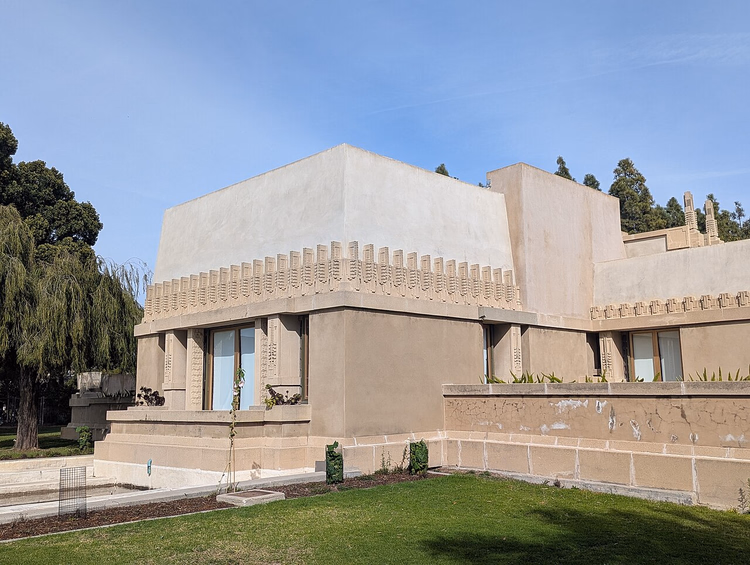 Hollyhock House Фрэнка Ллойда Райта в парке Barnsdall