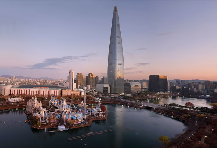 Şafakta gölün üzerinde Lotte World Tower gökdeleni