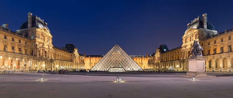 Glazen piramide van het Louvre bij nacht op de binnenplaats