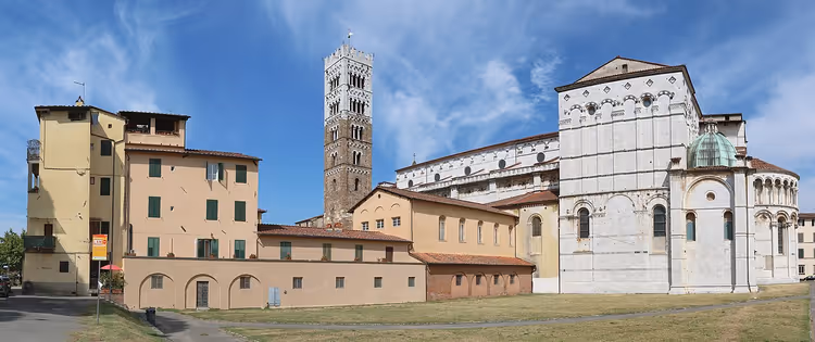 Luccas katedral San Martino bakfra med klokketårn