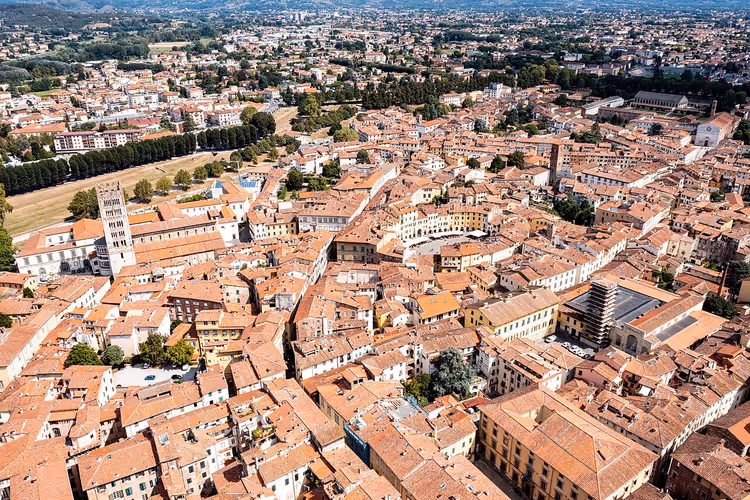 Panorama over Luccas historiske sentrum med røde tak
