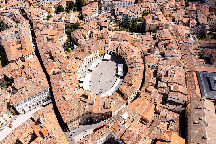 Flyfoto av den ovale Piazza dell'Anfiteatro i Lucca