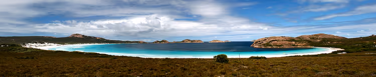 Panorama over Lucky Bay med turkist vann og hvit sand
