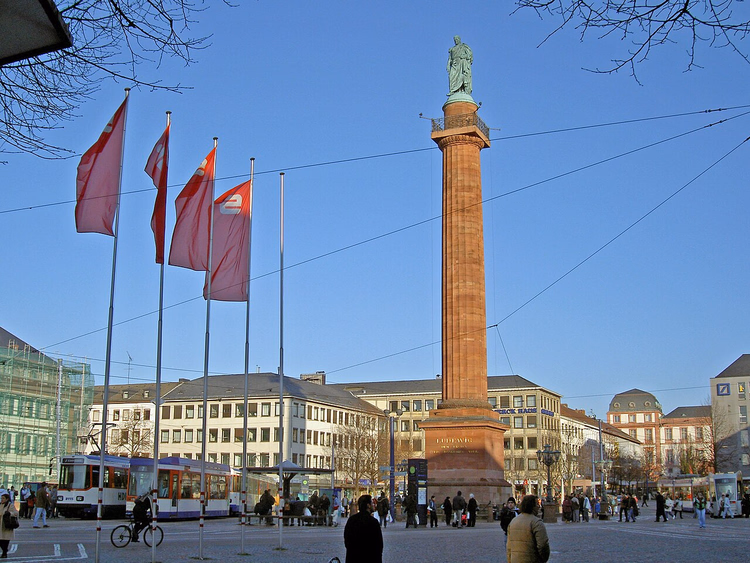 Darmstadt'ta Ludwig Sütunu ile Luisenplatz