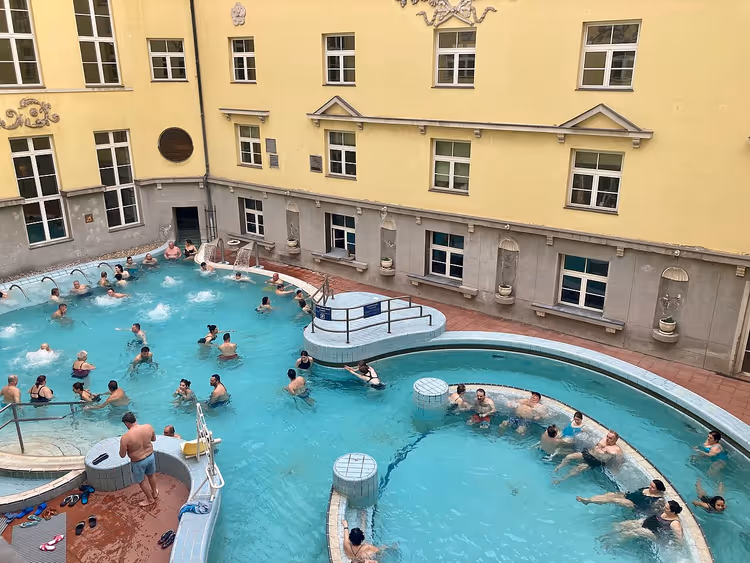 Termas Lukács com uma piscina termal cheia de gente