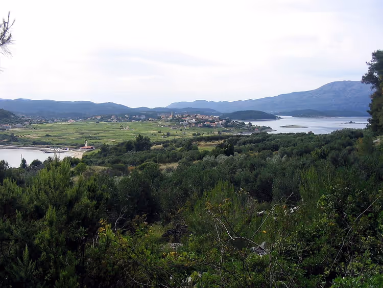 Panorama over Lumbarda med åkre, landsby og hav