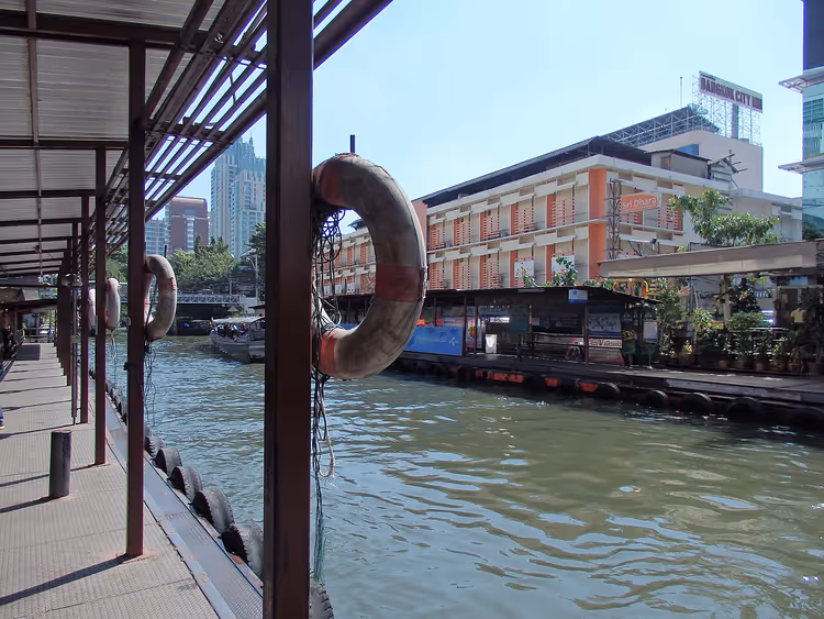 Saen Saep-kanaal met pier in de wijk Pratunam, Bangkok