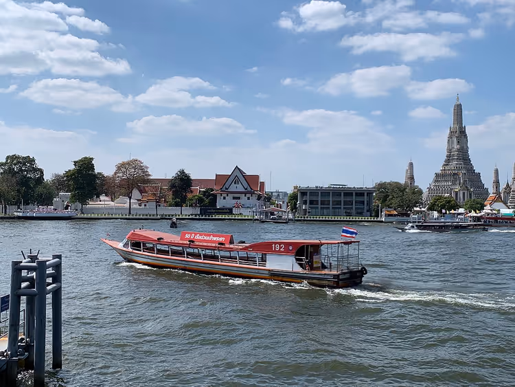 Bir tekne ve Wat Arun ile Chao Phraya Nehri