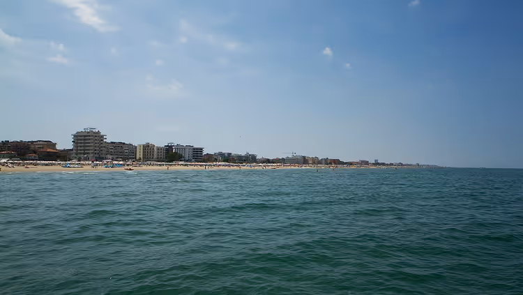Zeezicht op het strand en de waterkant van Rimini