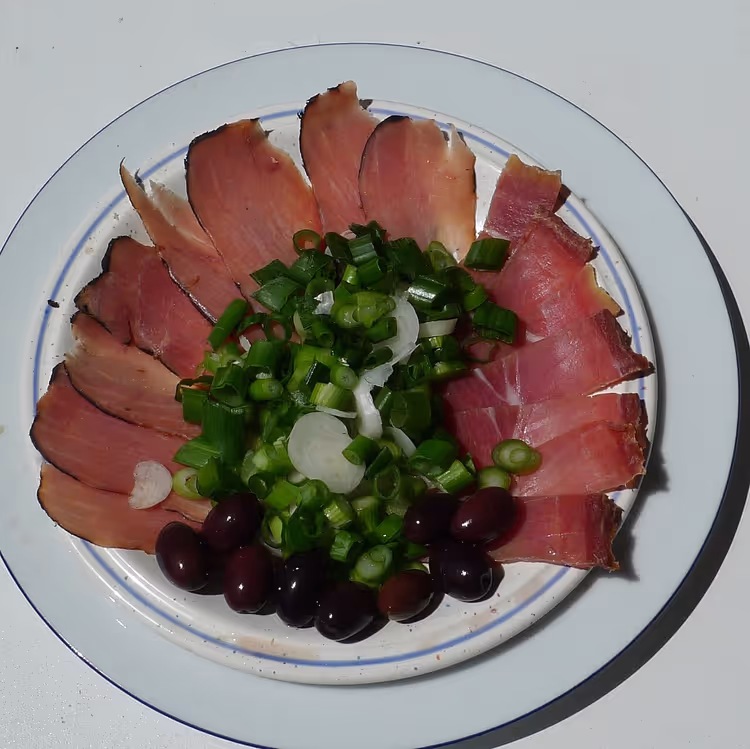 Cypriotische vleeswaren met lente-uitjes en olijven