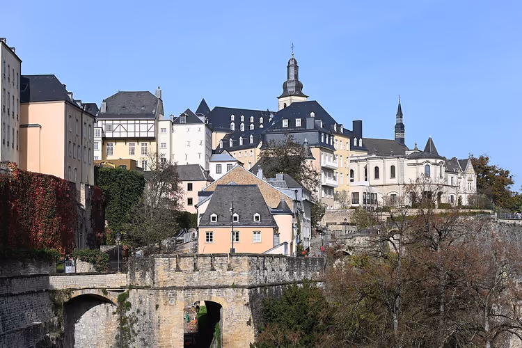 Utsikt over gamle Luxembourg med festning og bro