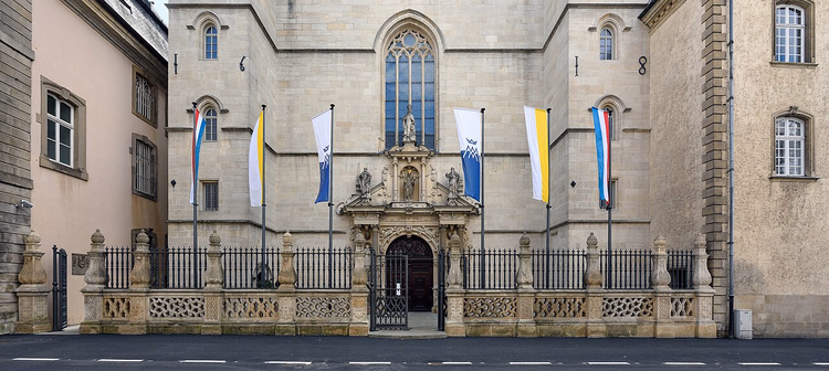 Barokkportal ved Notre-Dame-katedralen med flagg