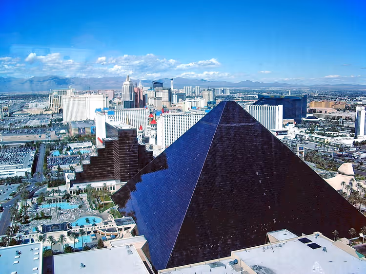 Luxor hotelpiramide tegen de skyline van Las Vegas