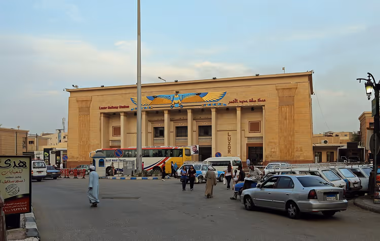 Edificio della stazione ferroviaria di Luxor in stile egiziano