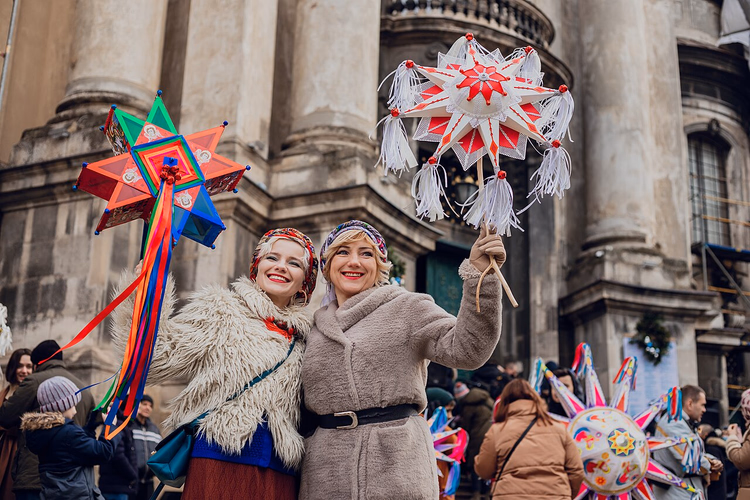 Meisjes met sterren tijdens een parade in Lviv