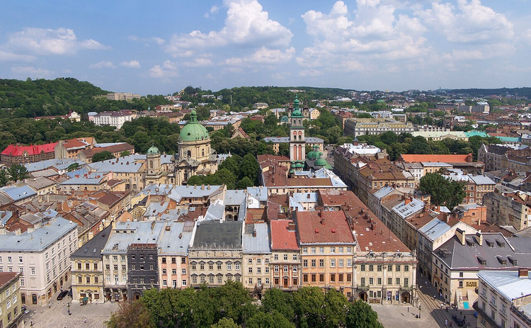 Uitzicht op de oude binnenstad van Lviv vanaf het stadhuis