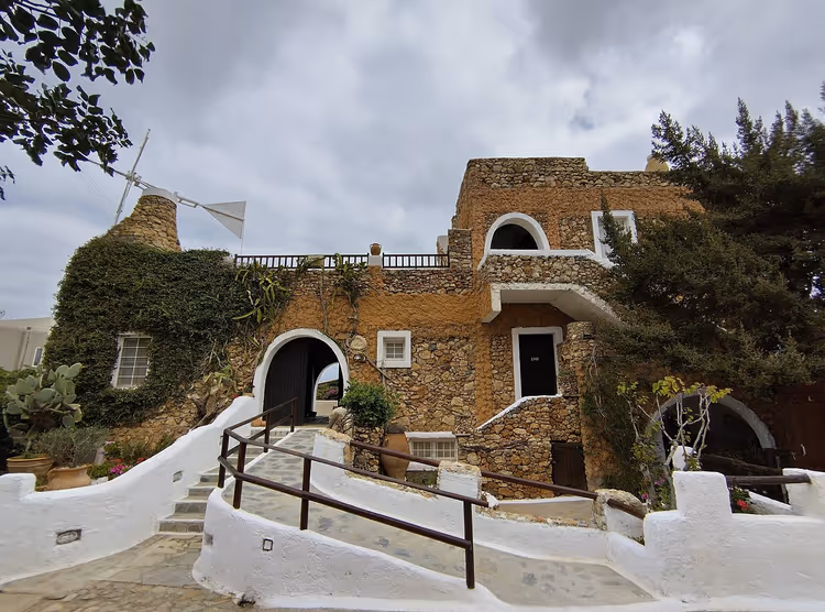 مبنى حجري لمتحف ليخنوستاتيس مع طاحونة هوائية