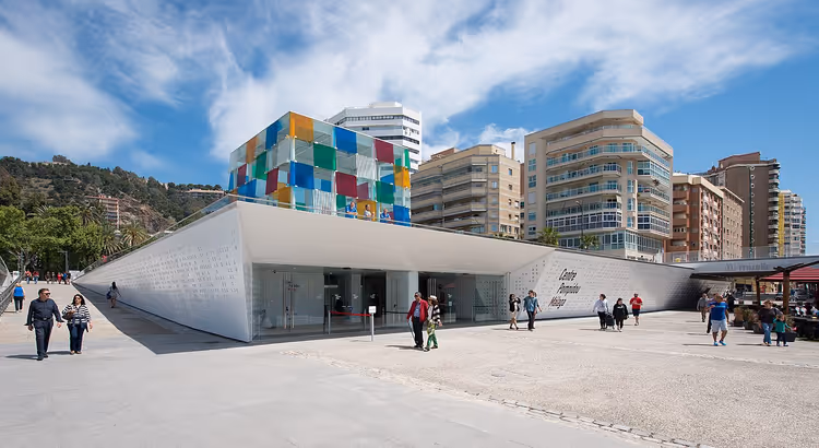 Centre Pompidou Malaga med den fargerike kuben