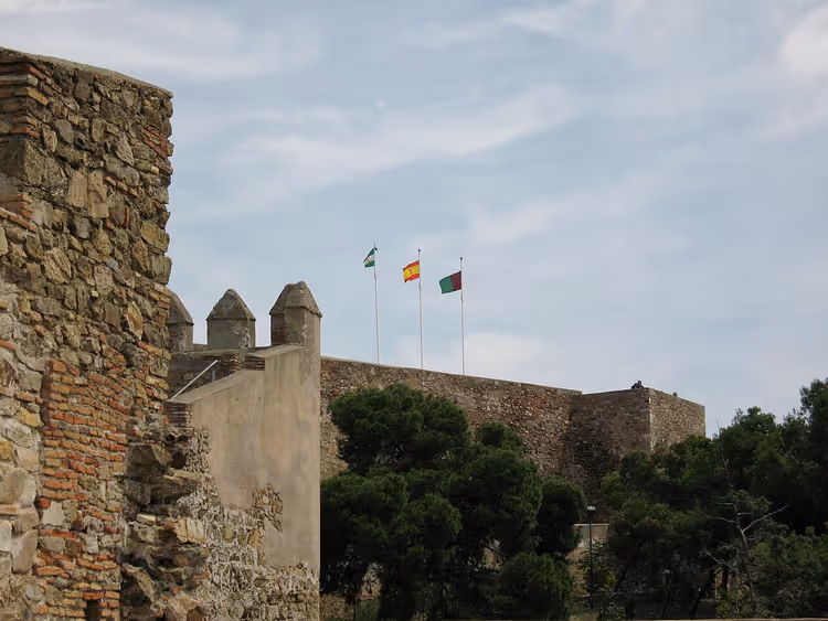 Murene og tårnene på Gibralfaro-slottet med flagg