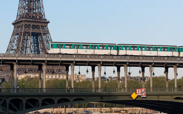 Metrotrein op het viaduct van de Bir-Hakeim-brug in Parijs