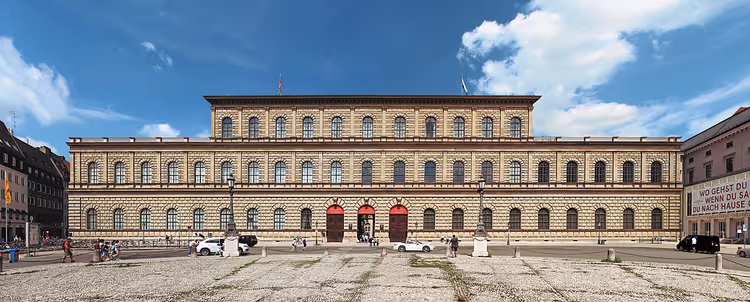 İnsanlar ve arabalarla Münih Residenz cephesinin panoraması