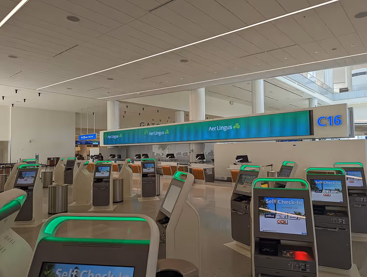 Havalimanında Aer Lingus check-in kontuarı