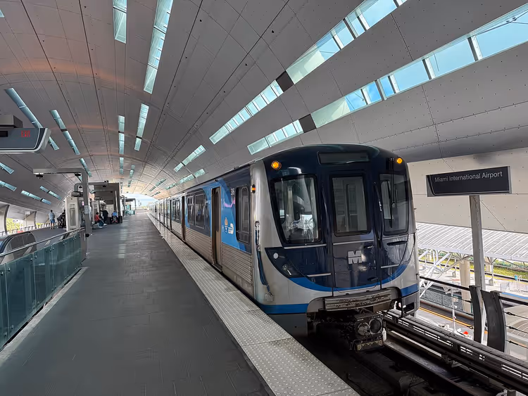 Rame de Metrorail sur le quai à la gare de Miami Intermodal Center