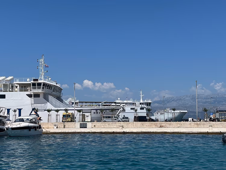 Supetar limanındaki iskelede feribot ve tekneler