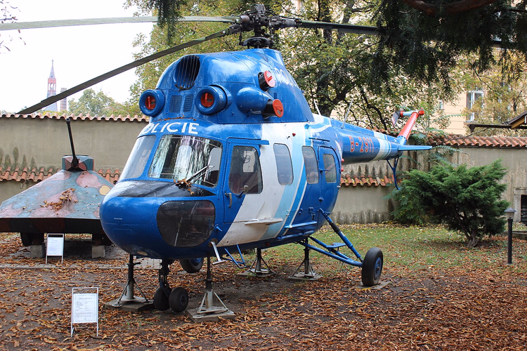 مروحية الشرطة Mi-2 في فناء المتحف
