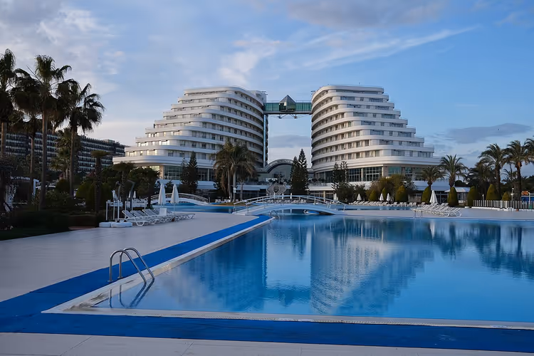 Stort feriehotell med basseng og palmer