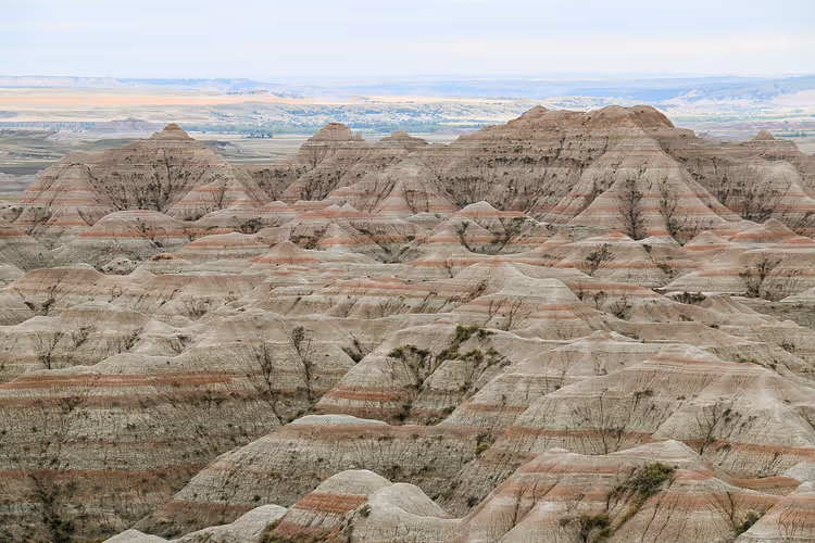 Gelaagde, uitgesleten buttes in Badlands National Park