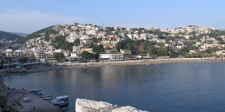 Panorama av Ulcinj med høyde, strand og hav