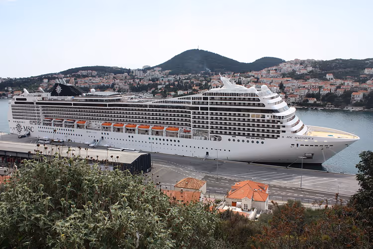 Круизный лайнер MSC Magnifica у причала