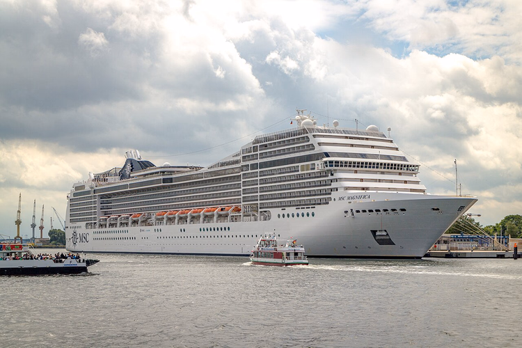 Лайнер MSC Magnifica в порту Варнемюнде