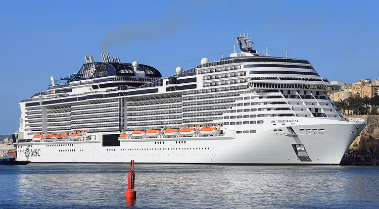 Круизный лайнер MSC Meraviglia в порту