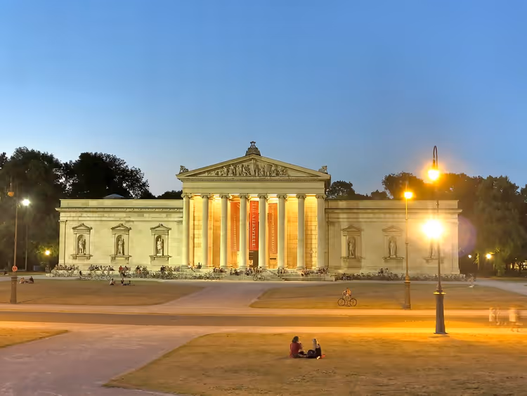 Glyptothèque sur la Königsplatz le soir avec illumination
