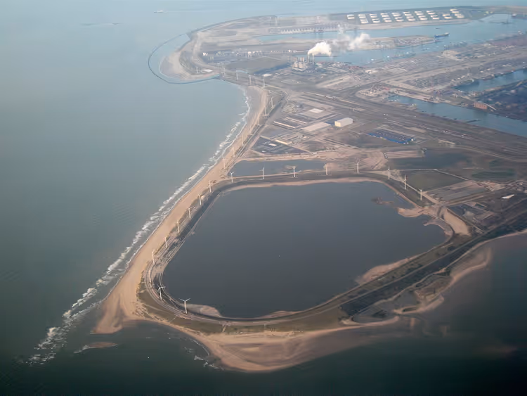 Strand an der Maasvlakte bei den Hafenkränen von Rotterdam