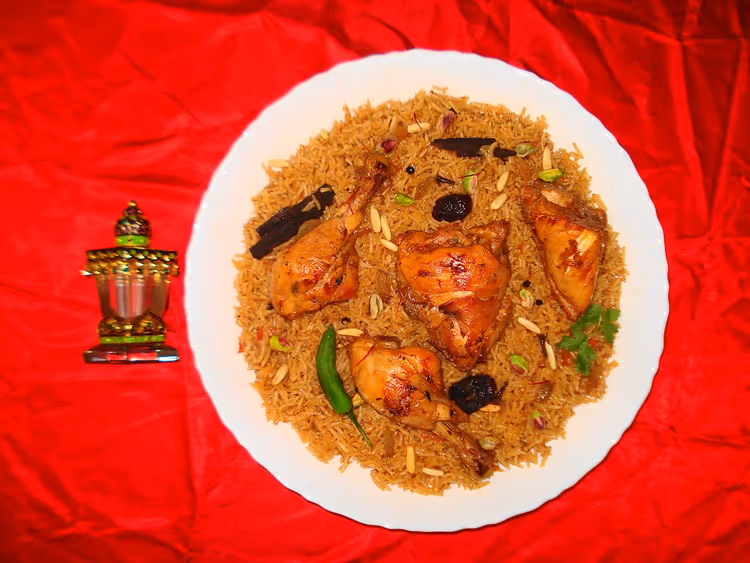 مجبوس دجاج مع أرز في طبق