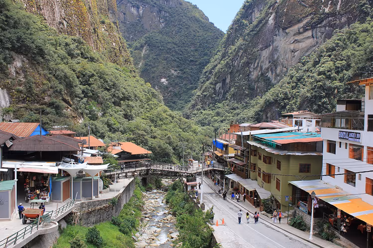 Het stadje Aguas Calientes in een rivierkloof