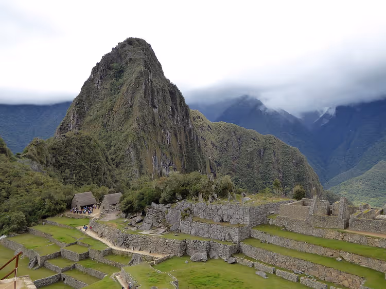 Machu Picchu kalıntılarının üzerindeki Huayna Picchu dağı