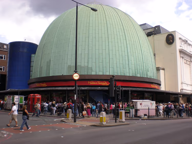 Het gebouw van Madame Tussauds in Londen met zijn groene koepel