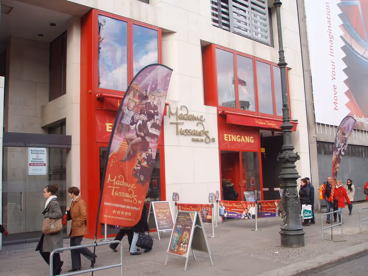 Madame Tussauds museumsfasade i Berlin med bannere