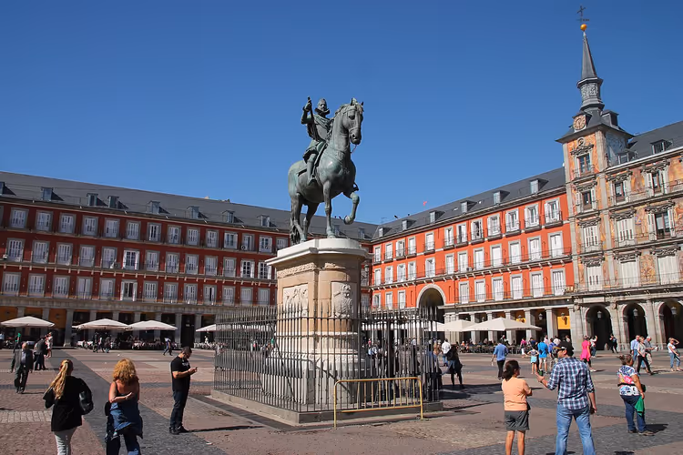 Plaza Mayor in Madrid an einem sonnigen Tag