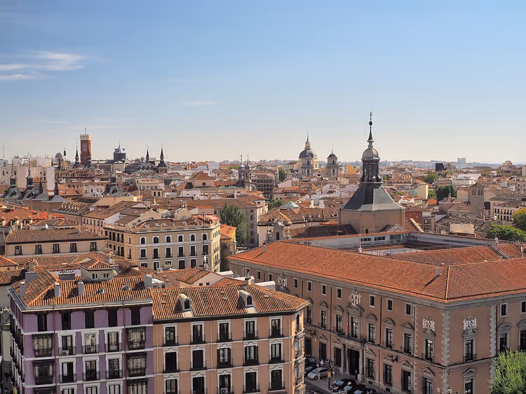 Panorama von Madrid mit Dächern und Kuppeln