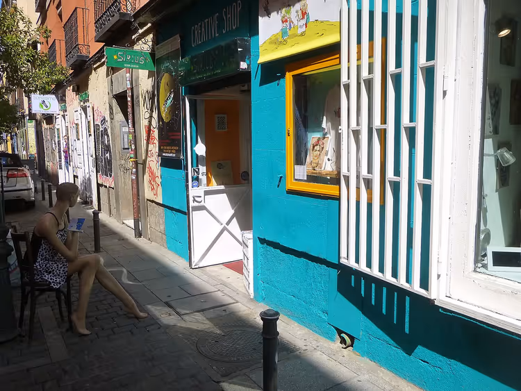 Straße in Malasaña bei Tag mit blauer Fassade